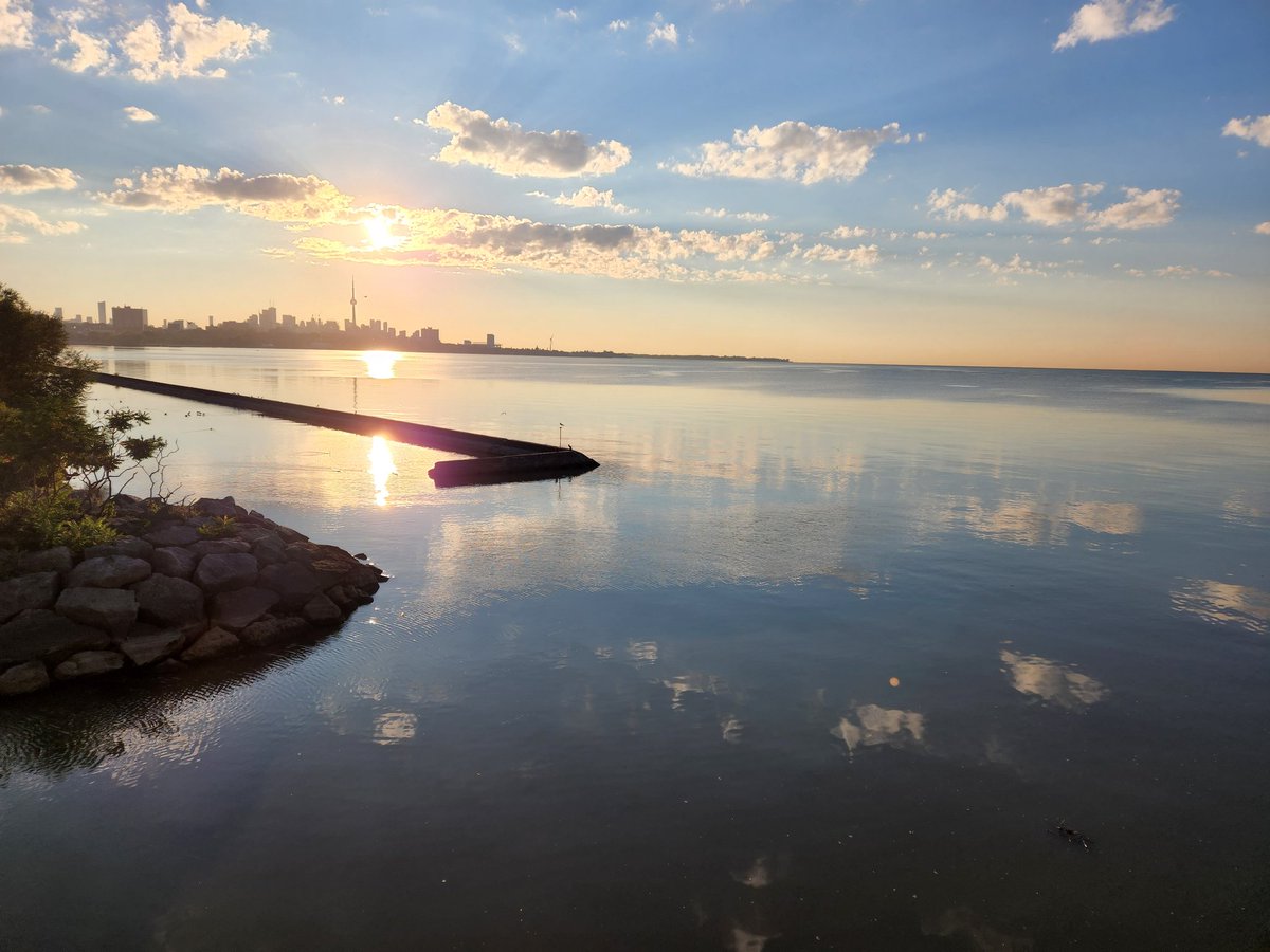 EdRubinstein's tweet image. Scene from an early morning #run along #LakeOntario. Good morning #Toronto!