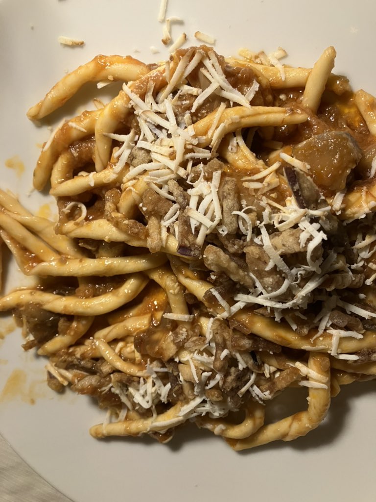 pino_nostro's tweet photo. Stasera si esagera… ma, dopo 7 ristorantini testati, #Manitta (sopra Santa Domenica) è per distacco il migliore tra #Tropea e dintorni. Sempre pieno, ci vanno anche i Tropeani. Oltre ai soliti #fileja … Spettacolare la salsiccia al peperone, parmigiana commovente 😍😍😍 https://t.co/VEN1kXXRsV