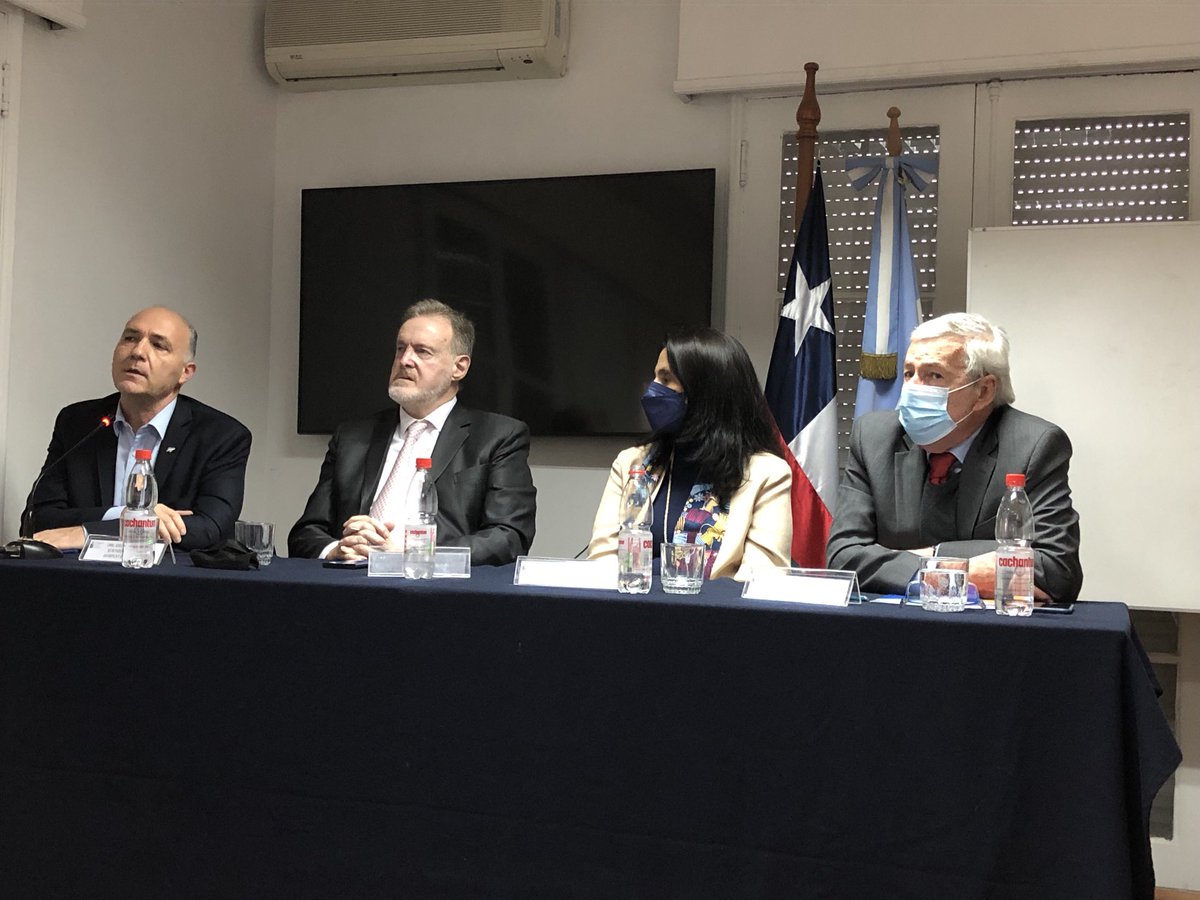 ieiuchile's tweet photo. Se inicia conferencia “La #CuestionMalvinas en@el contexto internacional actual. Participan la Directora del @ieiuchile, prof Dorotea López, el Embj. de Argentina @raulbielsa, el Embj. @grcarmonac y el académico de la @uchile, Alberto van Klaveren https://t.co/kVm4dk7HOy