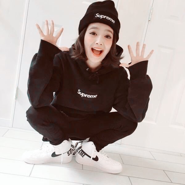 I15503785's tweet photo. supreme女子可愛すぎる〜🙈💕 https://t.co/7l3nFXmfx0