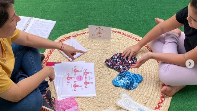 RadNalCo's tweet photo. #ElAtardecer 🌄 ¿Cuál es la mejor manera de hablar sobre la menstruación con las niñas y niños? 🩸 Dialogamos con Paula Andrea Roldán, experta en educación menstrual ancestral, al respecto. 

Escúchanos aquí📻➡ https://t.co/LPPvSZPln8  
📸: mitribulunar instagram. https://t.co/SSsLnAQ58b