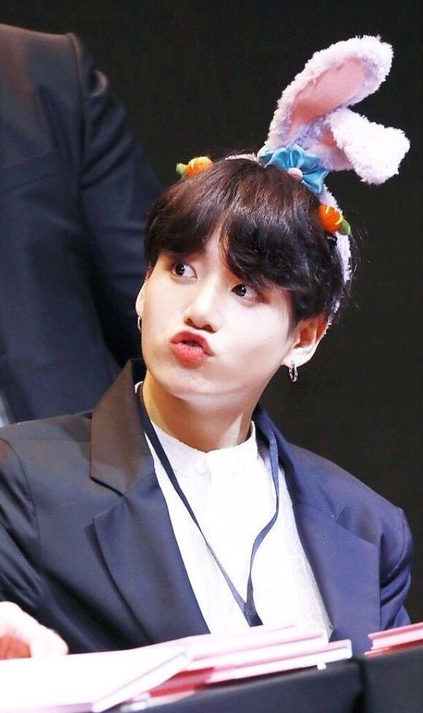 namkanada's tweet photo. اون یک خرگوشه و اینو هیچکس نمیتونه انکار کنه😭❤
#jonkook 
@BTS_twt https://t.co/GxwfykvbJn