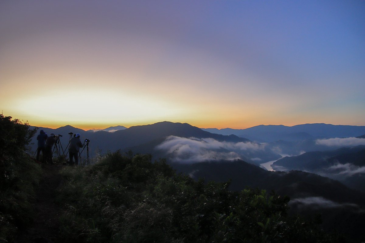yuske0817's tweet photo. 滝雲を求めて・・・
男達はまだ暗い登山道を登る。。。
2022/08 撮影。
#滝雲 #滝雲が流れる絶景 #魚沼市の絶景 #雲海 #枝折峠 #魚沼市 #新潟県 #waterfallclouds #seaofclouds #uonuma #uonuma_pic #niigatapic #gataphoto #japan_morning_view #wu_japan #ig_clouds #ig_japan #cloudphotography https://t.co/LE9qshOiRn