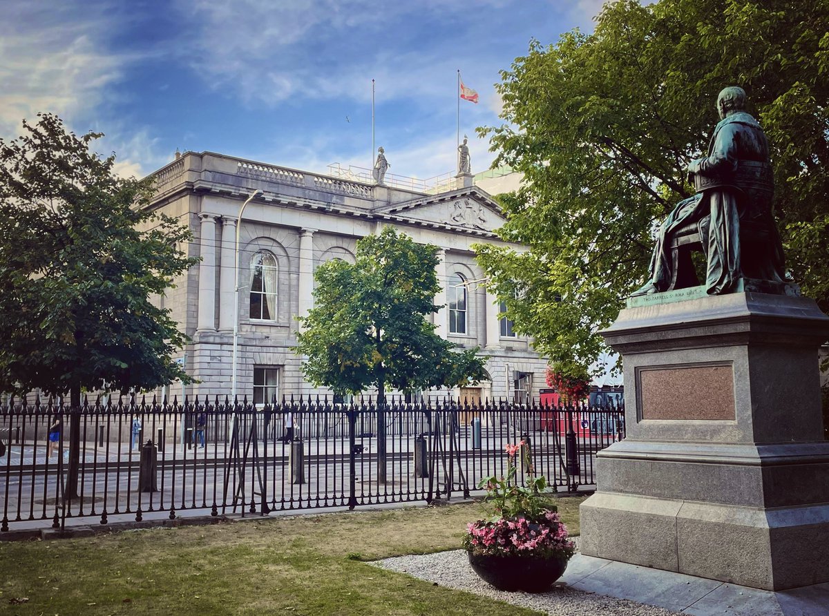 MartinFennelly's tweet photo. Royal College of Surgeons on Stephens Green - looks amazing this evening - Dublin is lucky to have so many beautiful buildings- #rcsi #dublin #ireland https://t.co/hklG0i8Zfy