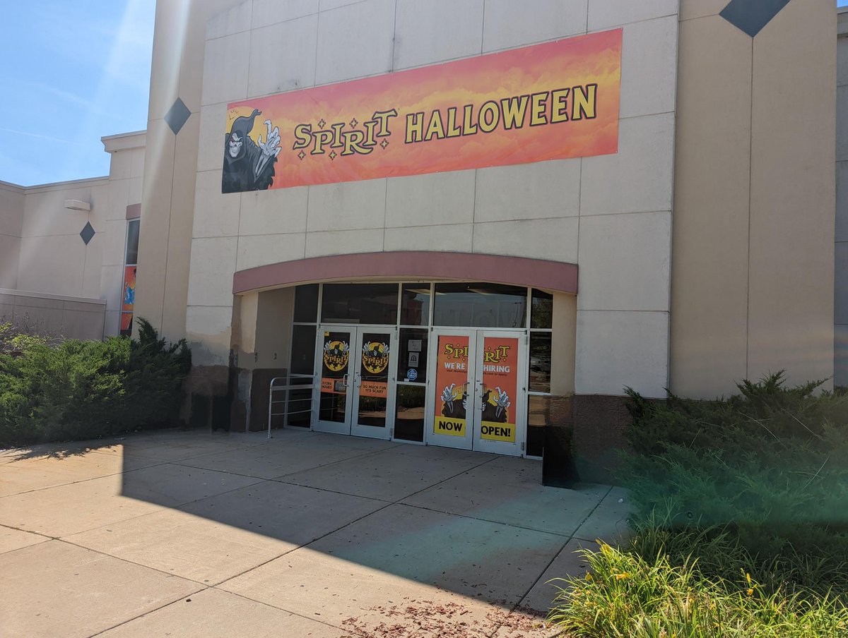 Fright is already in the air at East Towne! 👻 🎃 Spirit Halloween is OPEN with costumes and décor that are nothing short of eerie-sistible!! Check out their spooky selection at their outside entrance next to Dick's Sporting Goods
bit.ly/3R4iKNn
#Madison