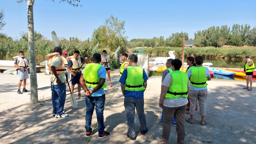 ocioparque's tweet photo. Hoy hemos contado con la compañía de un grupo de intrépidos participantes de la Fundación la Caridad que han podido disfrutar de una mañana en barcas y kayaks. 

Toda una bonita experiencia que esperamos que repitan en más ocasiones gracias al Grupo Parque Atracciones https://t.co/0GV846avbc