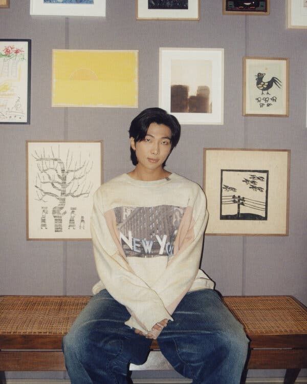 jkhoex's tweet photo. his color skin is just so BEAUTIFUL 🍪 https://t.co/O4jSzHSIlE