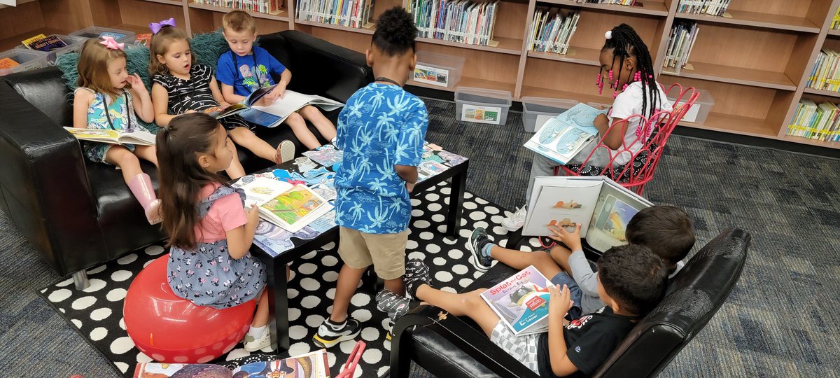 Emmersed in our books after checkout...makes my ❤️happy! #KleinLibraries <a href="/KreinhopKISD/">Kreinhop Elementary</a>