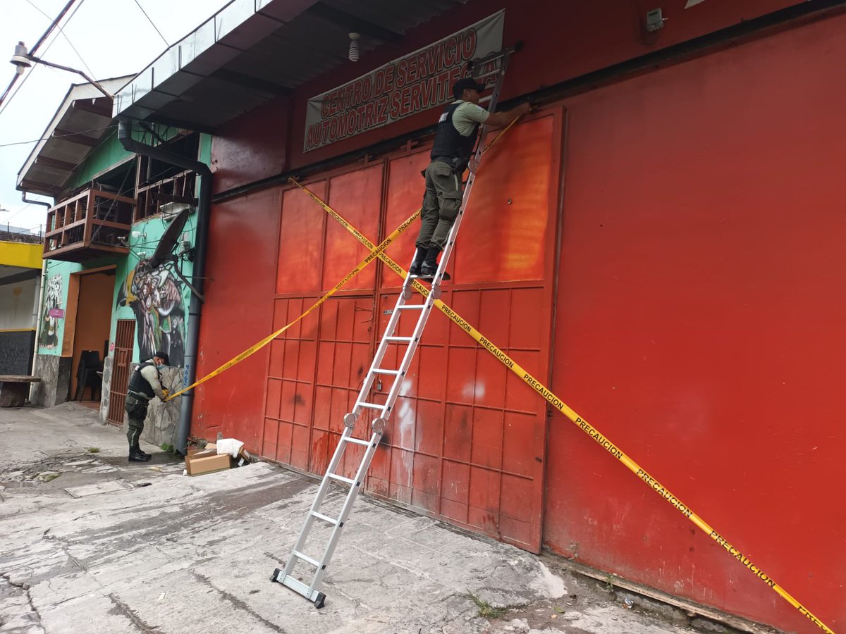 CAMdeSantaTecla's tweet photo. Este día, se realizó el cierre provisional de un taller ubicado en la 7 Av. Norte por no tener permisos de funcionamiento, que ha sido denunciado por la ciudadanía de trabajar en espacio público dejando químicos en acera.

Estamos recibiendo reportes al 7919-7119.📲 https://t.co/4U9IPLjdpm