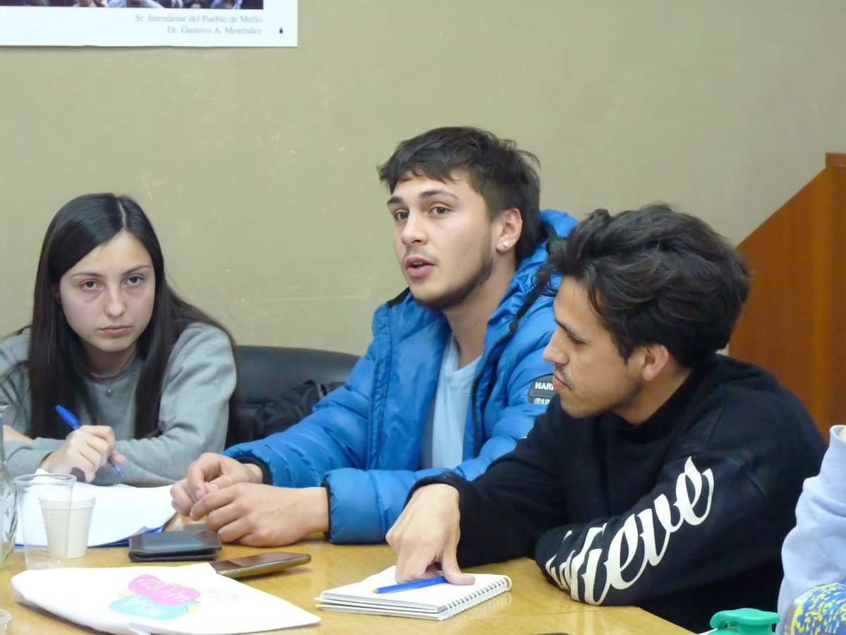 juvenemerlo's tweet photo. 👉 Desde el Parlamento Joven de Merlo se llevó a cabo una reunión de Comisión de Mujeres, Géneros y Diversidades, la cual preside nuestra compañera @__guiomar_

💙 Seguimos trabajando para las Juventudes del pueblo de Merlo desde todos los espacios de participación. https://t.co/sAs0WyCGKb