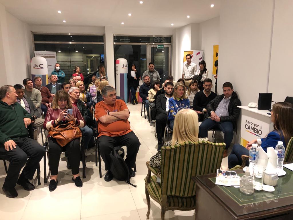 AliciaBesada's tweet photo. Hoy @LupeTagliaferri SENADORA NAC X LA CIUDAD en el #LOCALPRO @baComuna_6 . JUNTOS HABLANDO DE POLITICA Y LA COYUNTURA !! @danielmattioli @marceiambrich @monicafreda @Gerar_Ayerbe78 @SebastianLoreto @ivoiambrich https://t.co/RWToTsIUXl