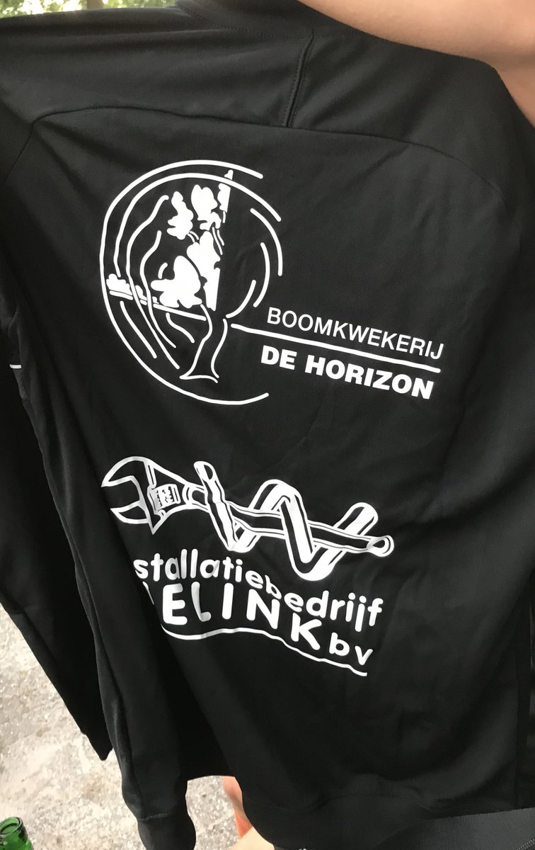 der_maier's tweet photo. Vanavond samen met @Ronald_Meilink 1e training gegeven aan @HHCHardenberg 18! Jong en enthousiast team met potentie😅. Nieuwe tenues; dank aan Welink, de Horizon en Jeruzalem. Direct volle bak gas incl. professionele metingen door de analisten van ons 1e!👌😄⚽️ https://t.co/yISTSwFilD