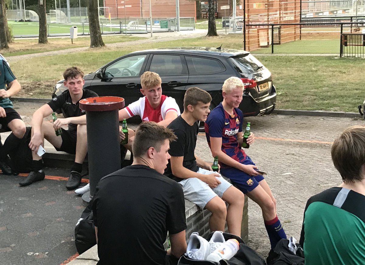 der_maier's tweet photo. Vanavond samen met @Ronald_Meilink 1e training gegeven aan @HHCHardenberg 18! Jong en enthousiast team met potentie😅. Nieuwe tenues; dank aan Welink, de Horizon en Jeruzalem. Direct volle bak gas incl. professionele metingen door de analisten van ons 1e!👌😄⚽️ https://t.co/yISTSwFilD