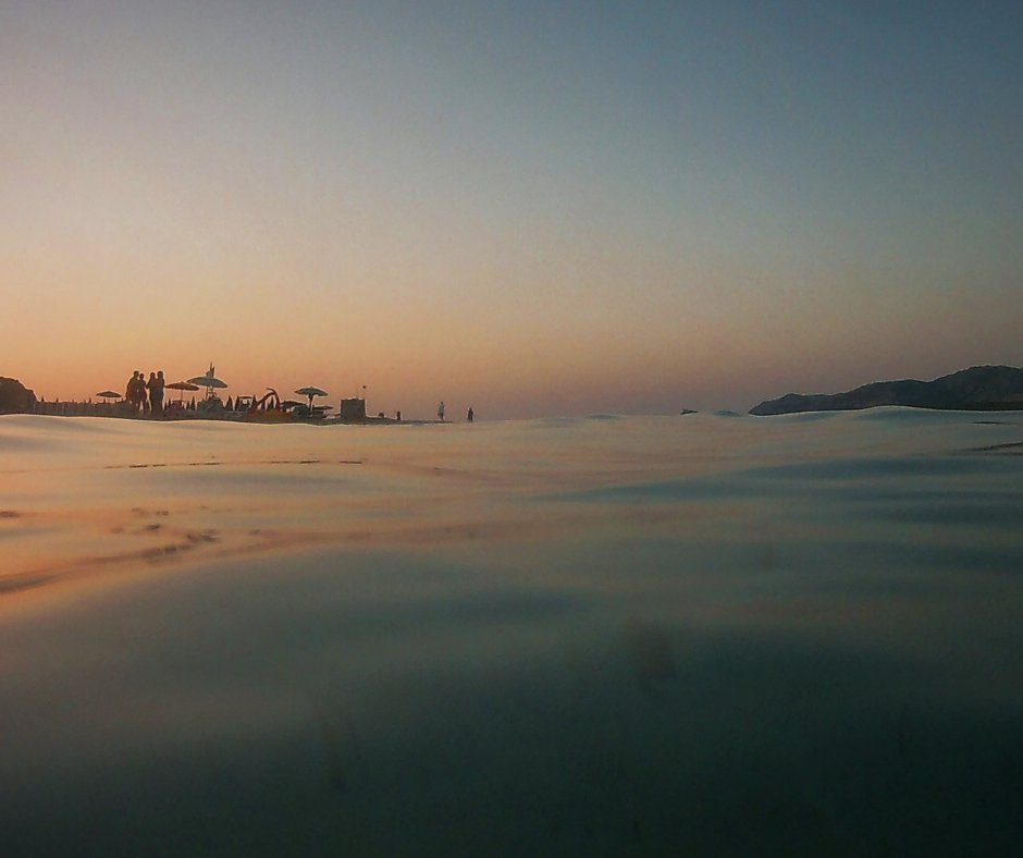 StintinoBlog's tweet image. La bellezza del bagno al tramonto. Se poi lo fai alla Pelosa...il tutto non ha prezzo. #stintino #sardegna #bagnoaltramonto #lapelosa