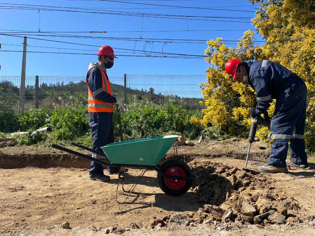 EFEValparaiso's tweet photo. 📌 Hace un par de semanas iniciaron los primeros trabajos que se enmarcan en las faenas para la construcción de la futura Estación Valencia 🚉. En terreno registramos los avances de esta obra, que aportará múltiples beneficios para los vecinos del sector ¡Seguimos avanzando! 💪🏻 https://t.co/CHHzvbKwiD