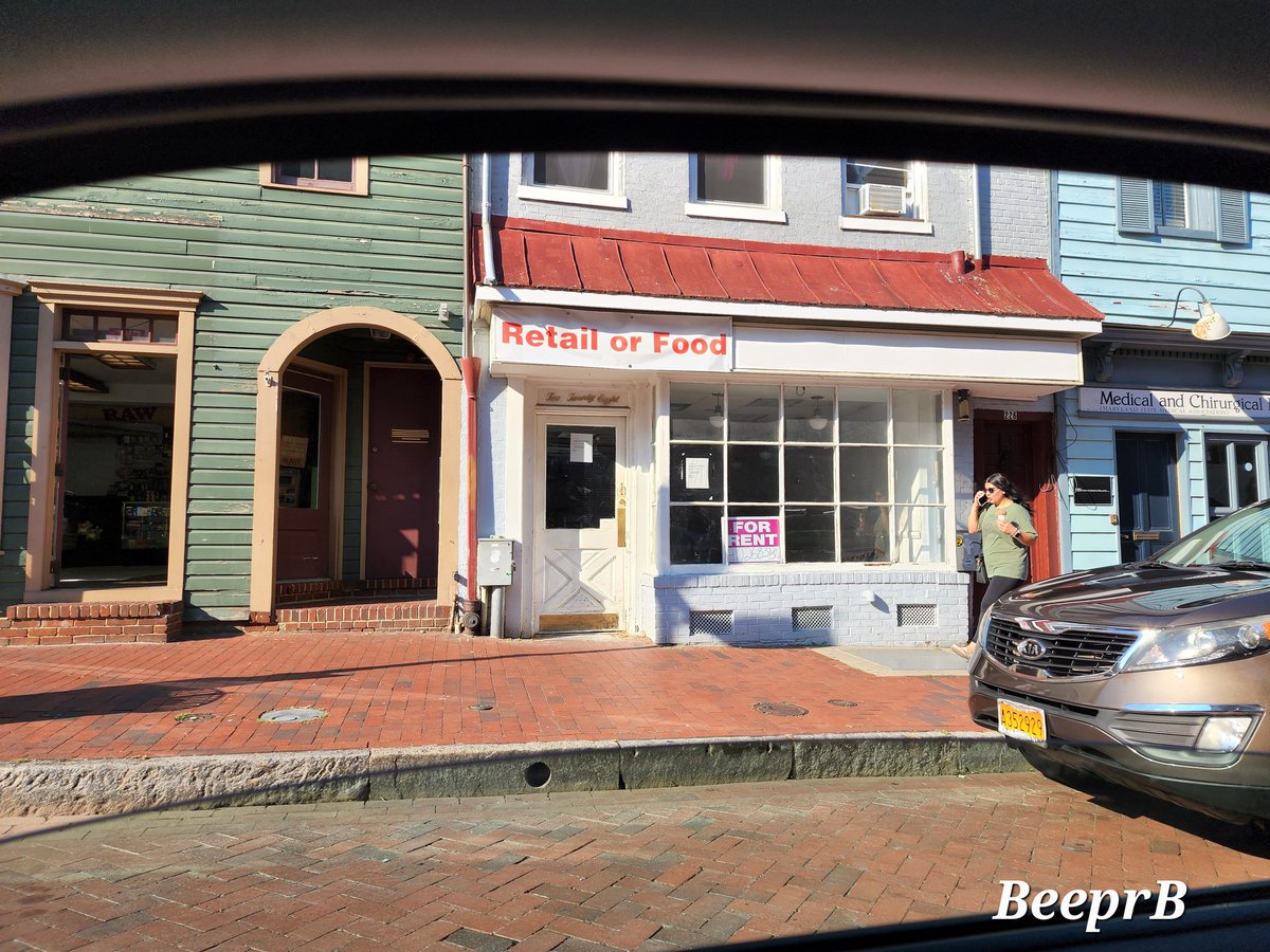 BeeprB's tweet photo. I blinked and totally missed that the subway on Main St. quietly closed.  The service wasn't always the best but it was a quick go-to for anyone working DTA.

#Annapolis #DTA #downtown #downtownAnnapolis #AnnapolisBuzz https://t.co/6fEbj2kieA