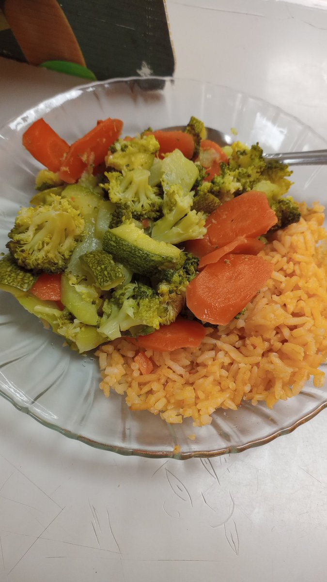 Liipcka's tweet photo. EN MI TRABAJO CREO QUE ME QUIERE MAS LA SEÑORA DE LA COCINA QUE MI MAMÁ EN CASA 😿🤪🤪 #TOYENFERMITA https://t.co/os8Bbr8z0A