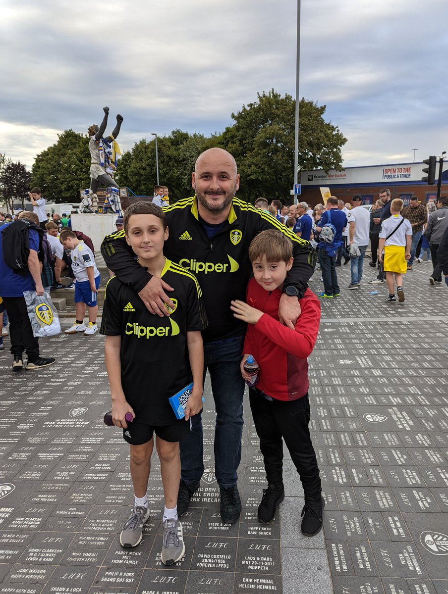 SteGorny's tweet photo. So the household was split down the middle tonight.... But the right result ensures bragging rights until we meet again πͺπͺβ½β½ #lufc #LEEBAR https://t.co/rvMKpdDdVM