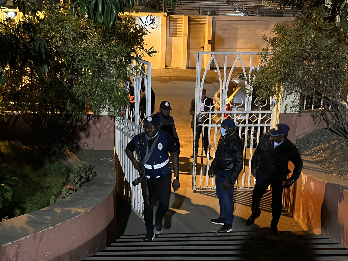 ICampos2000's tweet photo. BREAKING: Serviço de Investigação Criminal (SIC) chamado a intervir enquanto a tensão escala na assembleia de voto 28, em Luanda, pois delegados e cidadãos exigem a afixação da acta síntese e o presidente da assembleia se esconde dentro da escola. #AngolaElections2022 https://t.co/1g0OtvQlpC