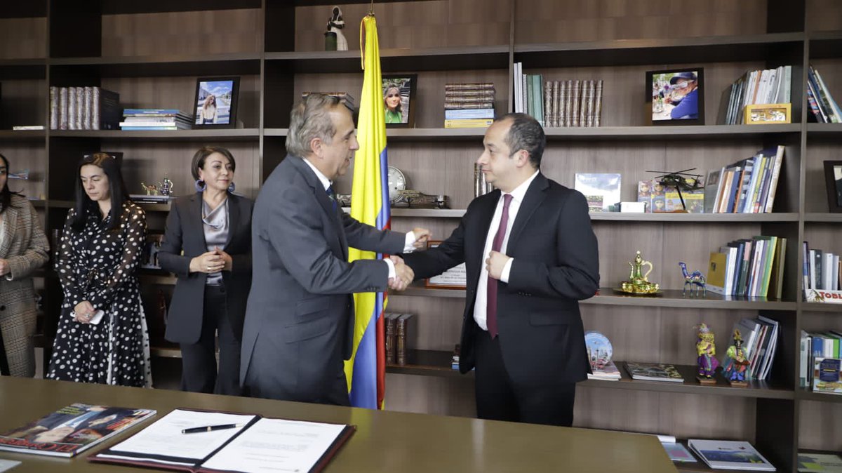 reyesguillermof's tweet photo. Hoy posesioné a Carlos Eduardo Enríquez Caicedo como viceministro de Transporte. Profesional en Gobierno y Relaciones Internacionales, con maestría en derecho y ciencia política y especialista en Desarrollo Local y Regional y en Gestión Pública e Instituciones Administrativas. https://t.co/HJ6lwWTQc9