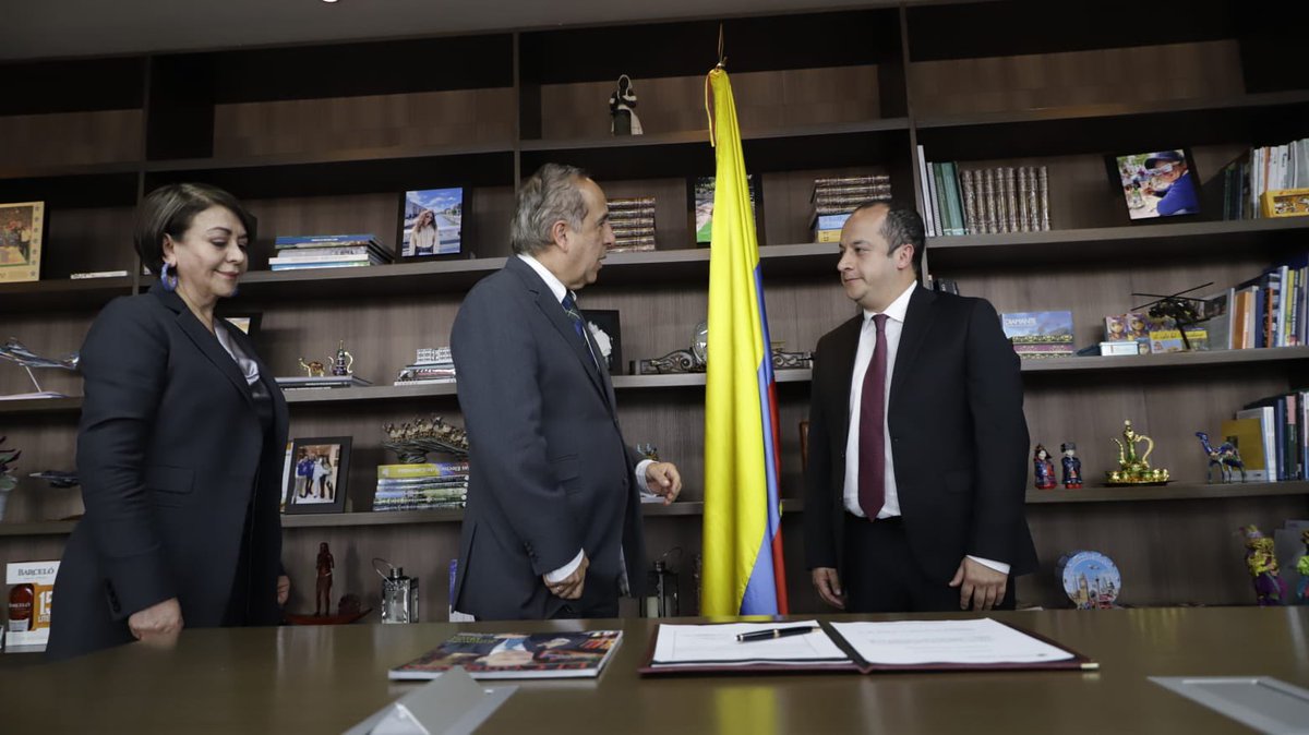 reyesguillermof's tweet photo. Hoy posesioné a Carlos Eduardo Enríquez Caicedo como viceministro de Transporte. Profesional en Gobierno y Relaciones Internacionales, con maestría en derecho y ciencia política y especialista en Desarrollo Local y Regional y en Gestión Pública e Instituciones Administrativas. https://t.co/HJ6lwWTQc9