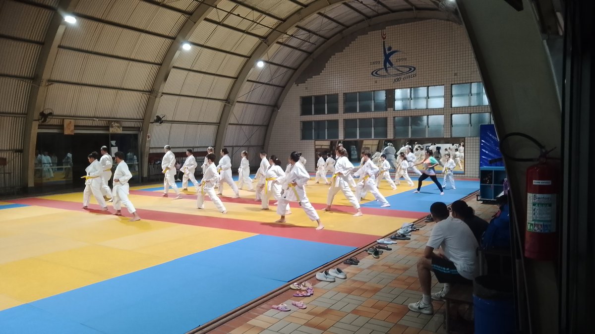 tv_esperia's tweet photo. Ocorre nesse momento, treino de Karatê, sobre a orientação do professor Wladimir, venha participar conosco!
📝📸@felixsimplicio

#karate #esperia #esporteolimpico #tvesperia #fpk https://t.co/rtclT4k4rX