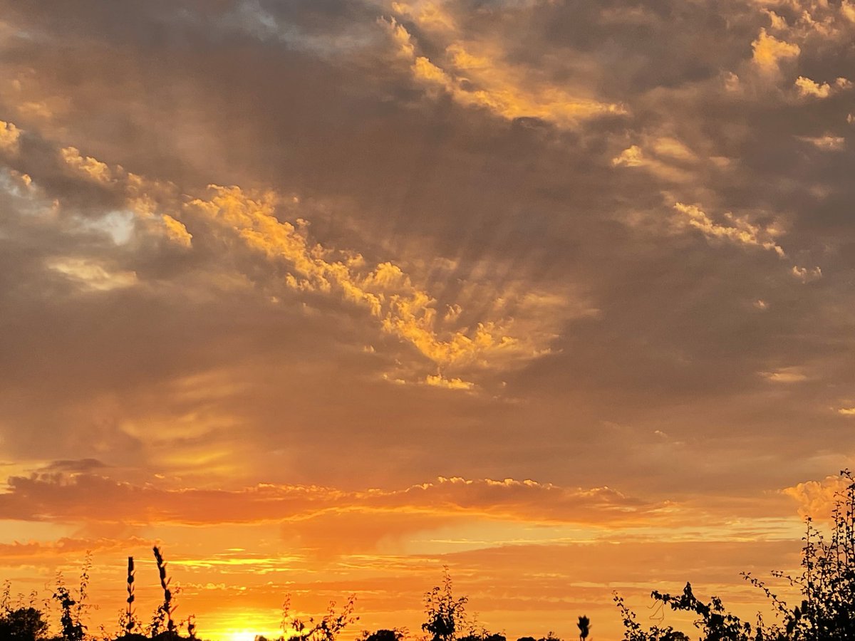 Beautiful rays from the setting sun over Kent this evening. ⁦<a href="/CloudAppSoc/">Cloud Appreciation Society</a>⁩