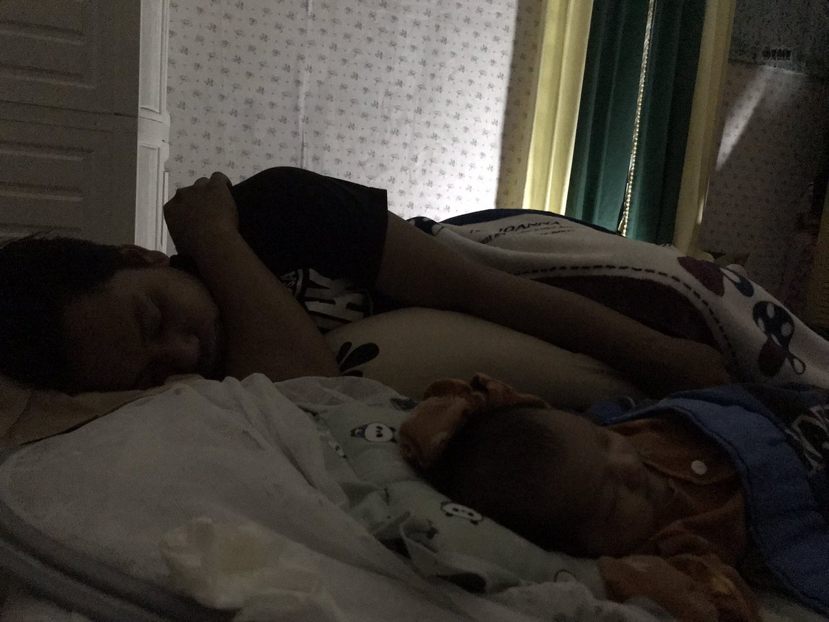 Indahpnd's tweet photo. Mellow banget subuh2 ngeliatin dua orang yang lagi bobo. Satu malaikat kecil, yang satu belahan jiwa.

Yang satu mangap bobo nya yang satu mingkem bobonya. https://t.co/u46u6ahiiB