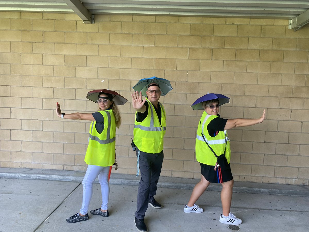 GatewayPanthers's tweet photo. 100 degrees won’t stop these #panthers! Umbrellas to keep them safe while they keep us safe! #ouradminrocks #justus #stylish #gatewayontherise https://t.co/r32w0wNNB4