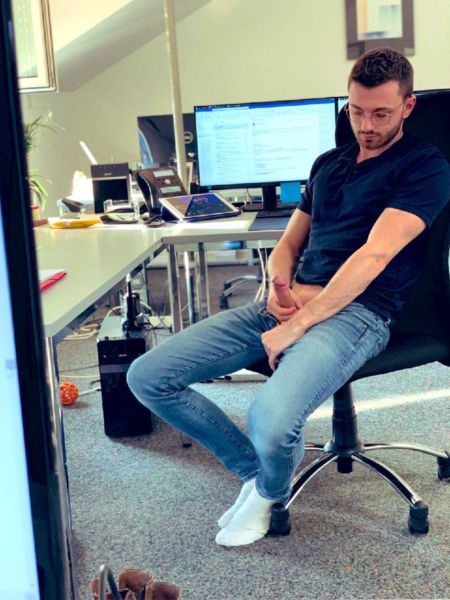 XMichaelX108's tweet photo. Rt: When you get horny asf at work 🥴 https://t.co/huDtvIFAya