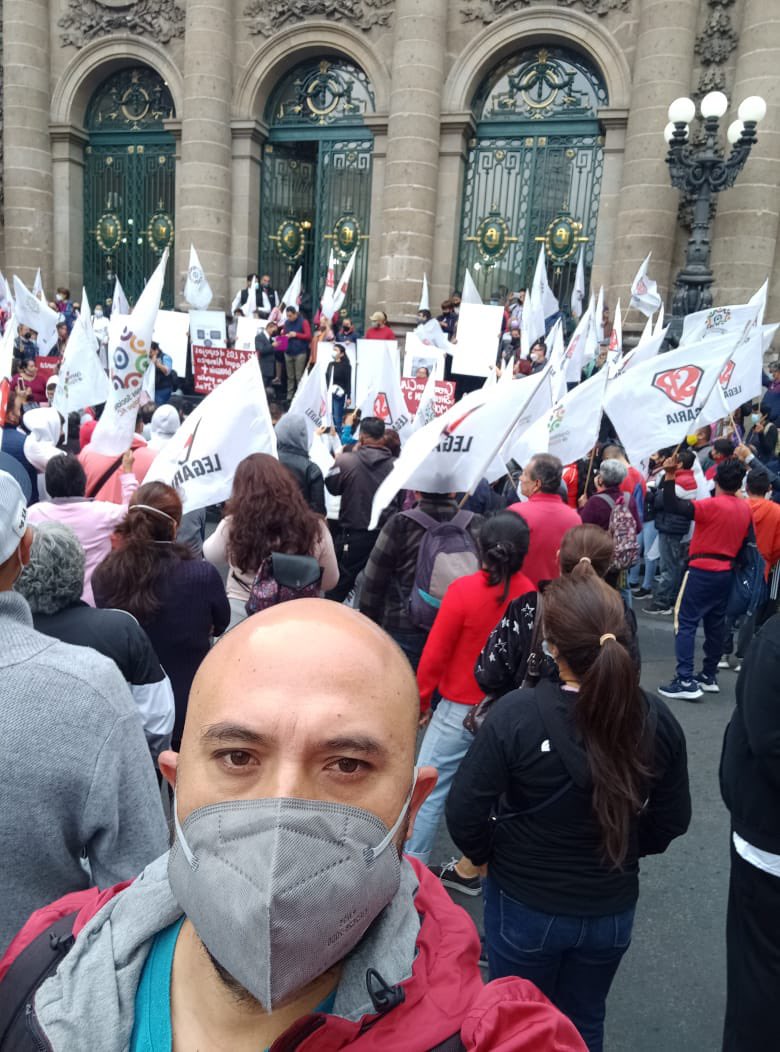 rodro_ugarte's tweet photo. @Excelsior Fuimos más de 300 personas a exigir se investiguen los casos de invasiones por parte de Raquel Almanza y que se le expulse de MORENA ! Ya que somos victimas se despojo que cometieron ella y su grupo en el predio de fco Villa 45 azcapotzalco https://t.co/u94KvMSCpv