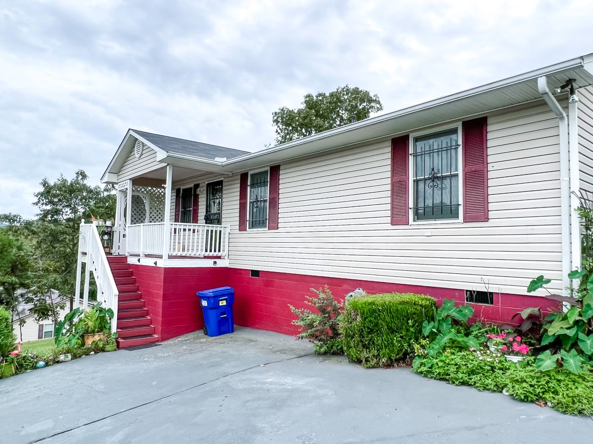Great starter home with an amazing backyard oasis. Located in Alexandria school district. Call/text Annie Brunson Realty for info. $109,900.