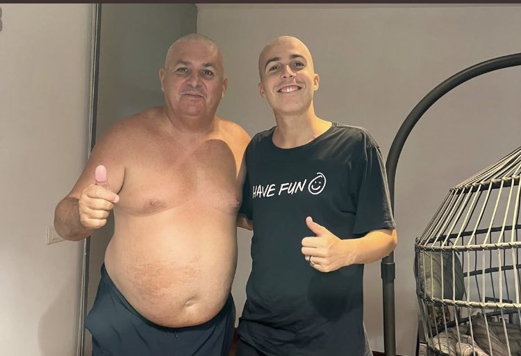rafaleonortega's tweet photo. El padre del jugador amarillo Kirian Rodríguez se rapa también al cero en apoyo a su hijo en estos momentos por los que toca pasar para recuperarse. Ánimos Kirian https://t.co/FOxPP4iGgh