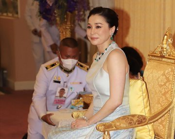 311Ict's tweet photo. 👑💜 สมเด็จพระราชินี เสด็จฯ ไปทรงเป็นประธานและทอดพระเนตรการแสดงในงาน “๙๐ พรรษา สมเด็จพระนางเจ้าสิริกิติ์ พระบรมราชินีนาถ พระบรมราชชนนีพันปีหลวง ปวงผู้รู้คุณแผ่นดิน น้อมดวงจินต์ถวายพระพร” ณ หอประชุมใหญ่ ศูนย์วัฒนธรรมฯ​ โอกาส​นี้​ ท่านผู้หญิงพลอยไพลิน เจนเซน​ เฝ้าฯรับเสด็จ https://t.co/WTrSnuYDr8