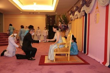 311Ict's tweet photo. 👑💜 สมเด็จพระราชินี เสด็จฯ ไปทรงเป็นประธานและทอดพระเนตรการแสดงในงาน “๙๐ พรรษา สมเด็จพระนางเจ้าสิริกิติ์ พระบรมราชินีนาถ พระบรมราชชนนีพันปีหลวง ปวงผู้รู้คุณแผ่นดิน น้อมดวงจินต์ถวายพระพร” ณ หอประชุมใหญ่ ศูนย์วัฒนธรรมฯ​ โอกาส​นี้​ ท่านผู้หญิงพลอยไพลิน เจนเซน​ เฝ้าฯรับเสด็จ https://t.co/WTrSnuYDr8