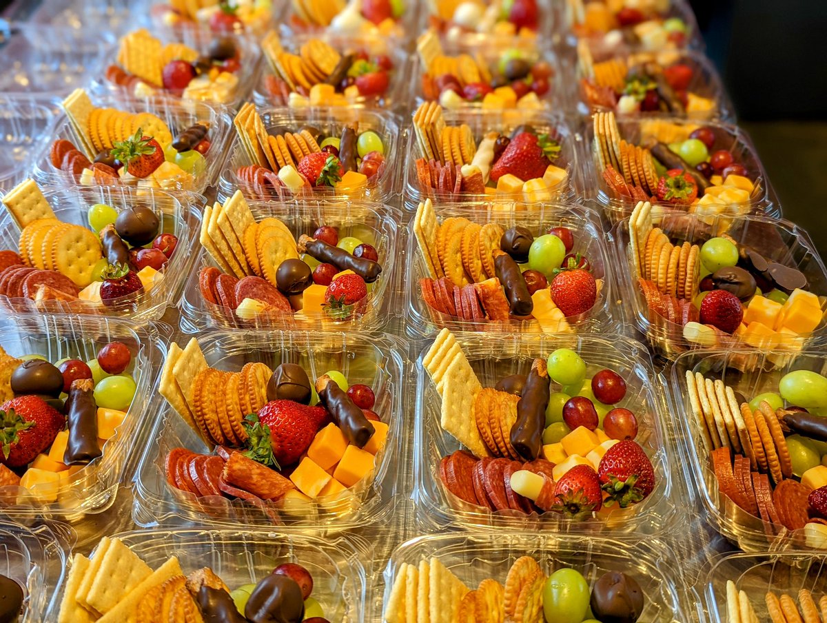 Thank you to the Mayor's Citizens Institute for selecting us to provide the charcuterie snack packs and mason jar desserts for this evening 🧀🍓🍇