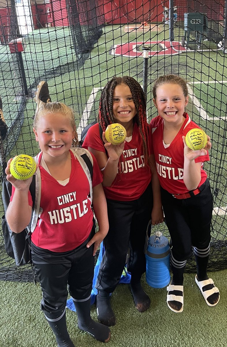 CoachJackieSB's tweet photo. When you surround yourself with those who have a common long term coaching/player development goal and everyone understands the process it takes to get there… is PRICELESS. Even better is coaching with friends who have become“family”❤️🫶🏻🥎 #1seasondown #Manymoretogo https://t.co/aIs5oWfBU5