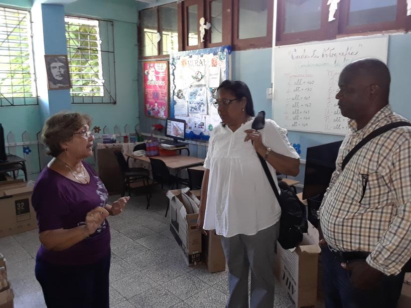 esqjerre's tweet photo. La Viceministra Dania en compañia  de autoridades matanceras visita la Escuela primaria Seguidores CAMILO y Che del municipio cabecera.#MatancerosEnVictoria 
#Matanzas https://t.co/IqeY1wGAC3