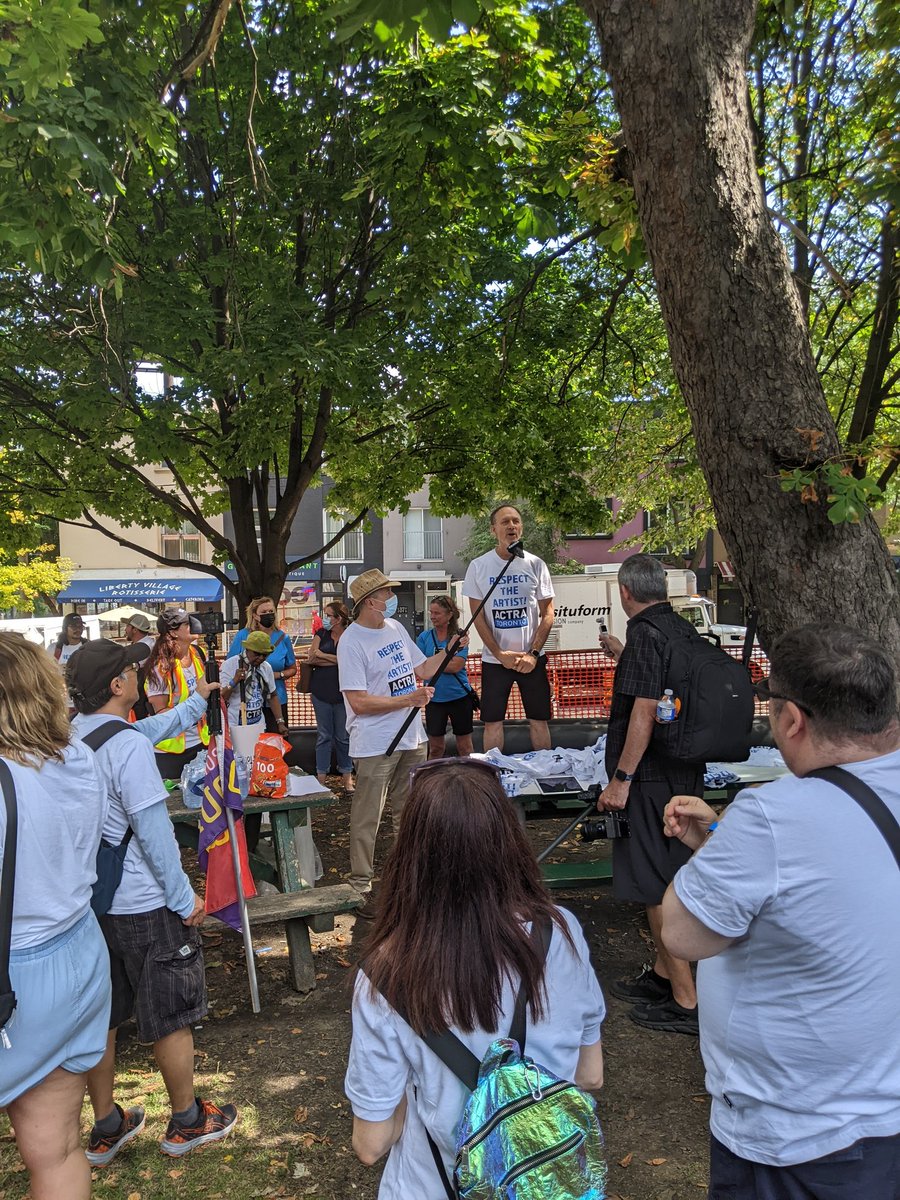ausmalik's tweet photo. Everyone deserves decent work. Proud to join @ACTRAToronto workers #RallyForRespect. Commercial performers are fighting for fair wages, benefits, safe conditions in the ad industry. The Institute of Cdn Agencies must bargain fairly &amp; end the lockout https://t.co/cebxrHqhJu #SpaFY https://t.co/eRZriagTA2