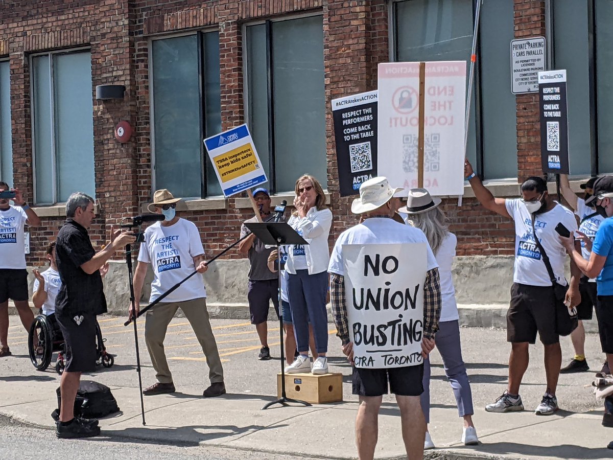 ausmalik's tweet photo. Everyone deserves decent work. Proud to join @ACTRAToronto workers #RallyForRespect. Commercial performers are fighting for fair wages, benefits, safe conditions in the ad industry. The Institute of Cdn Agencies must bargain fairly &amp; end the lockout https://t.co/cebxrHqhJu #SpaFY https://t.co/eRZriagTA2