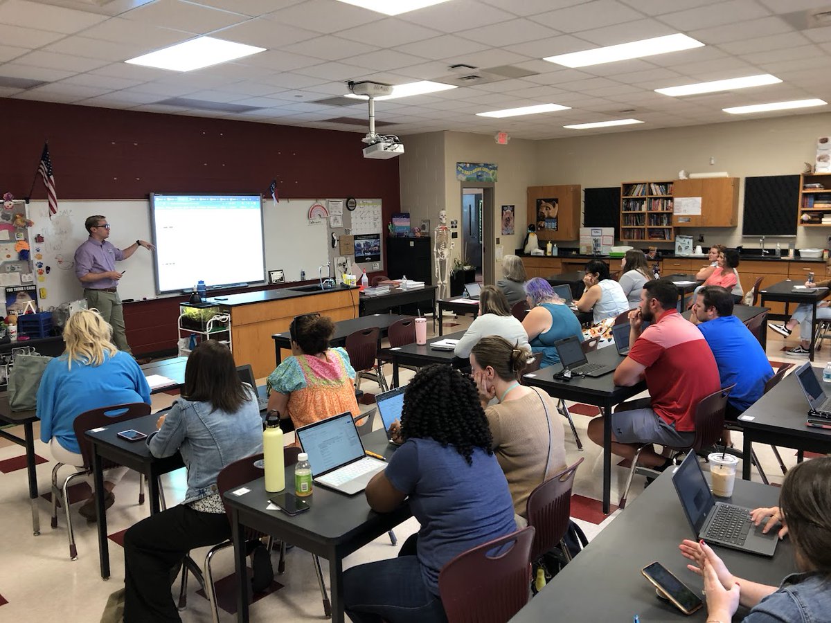 The #GoOpenNC and NCDPI <a href="/Canvas_by_Inst/">Canvas by Instructure</a> wizard @Corey_McNeill1 talking to <a href="/FCSchoolsNC/">Franklin County Schools</a> teachers about the great FREE resources that are available to them!!! #SizzlinFCS