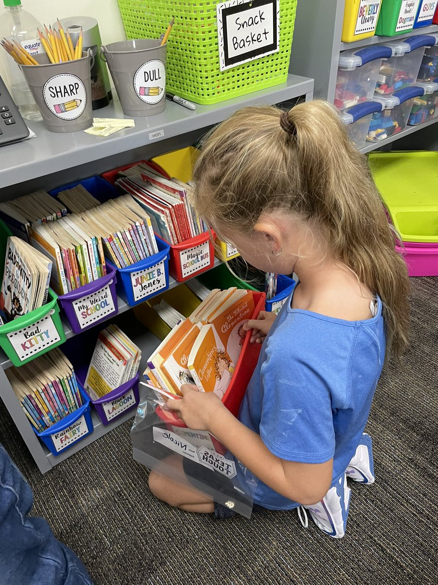 mrsparrish3rd's tweet photo. Today was all about books! We shopped for books, chatted with a partner about our books, and enjoyed some fun seating during independent reading! Best readers ever at @SwenkeCFISD! 📖📚 https://t.co/JFfSTyscpT