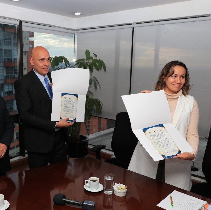 BrunoRguezP's tweet photo. Agradecemos el donativo enviado por #Colombia, como expresión de la solidaridad de su pueblo y gobierno con el pueblo de #Cuba, para ayudar en el tratamiento y recuperación de los lesionados por el accidente ocurrido en la Base de Supertanqueros de Matanzas. 🇨🇴🇨🇺 https://t.co/nUA7zPKnIe