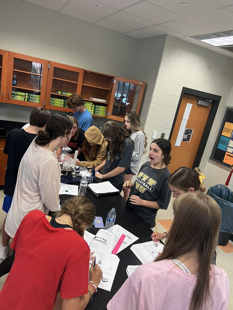 MsMuchiriEDUC's tweet photo. Students helping and learning together! This might have been review today but next time it could be more. Building a classroom culture of collaboration! #realscience #RealLife https://t.co/QYHOxQrA0v