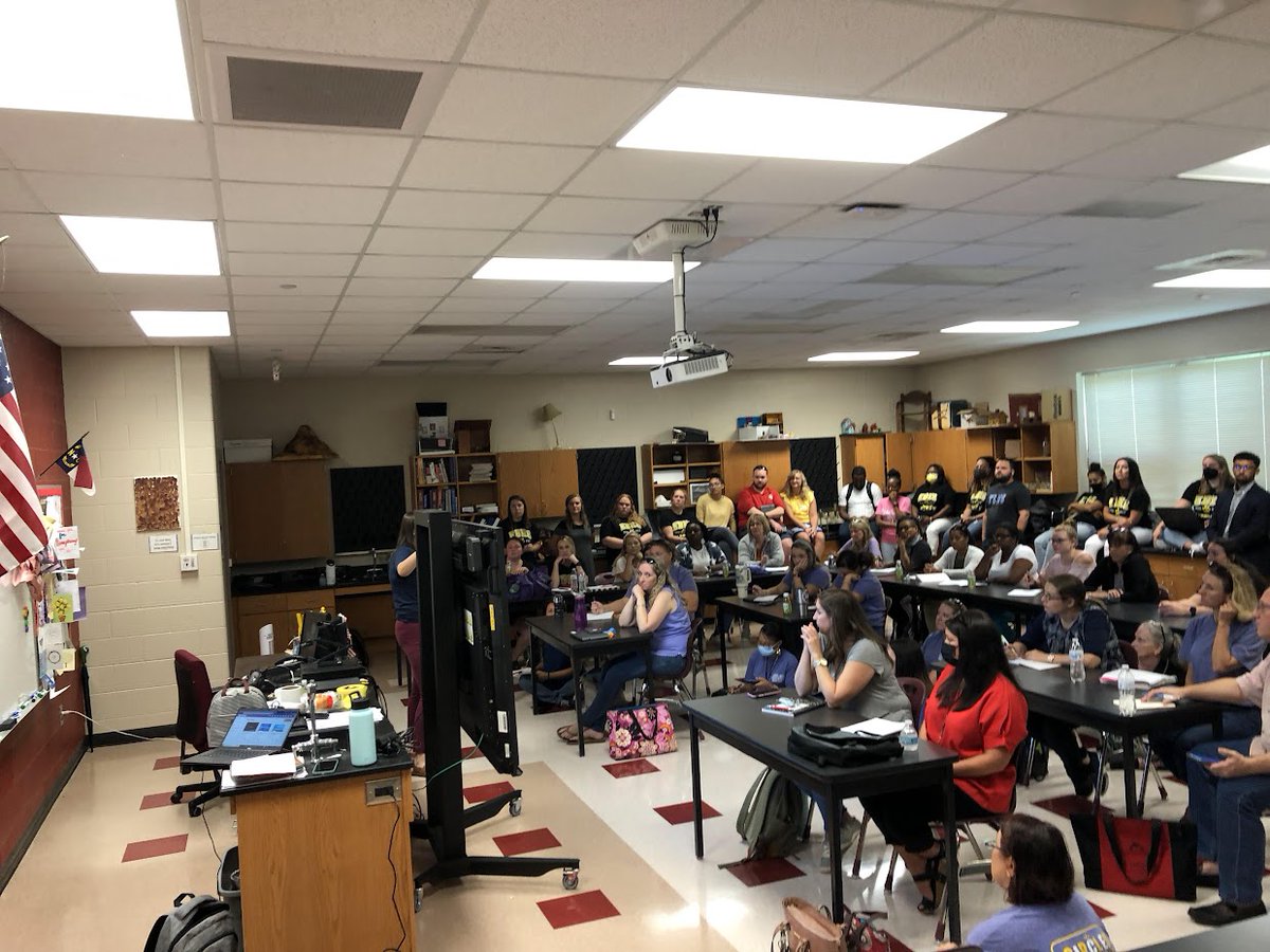 Well, what do you do when the 1st #SizzlinFCS <a href="/Promethean/">Promethean</a> session by @MeaghanGreeneEC is a packed house?? You move her to the Media Center for her next three sessions!!