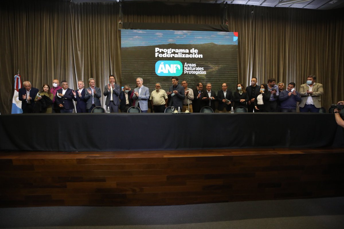 ManuelCalvoCba's tweet photo. Firmamos convenio con intendentes y jefes comunales de localidades próximas a las reservas naturales, para que dispongan de más recursos y trabajemos juntos en el control, cuidado y mejoramiento de estas áreas que ya suman 4 millones de hectáreas en la provincia. 🌳
#Hacemos https://t.co/v5F7dR9Vuc