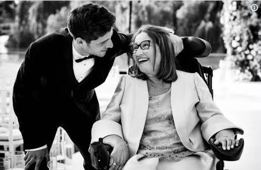 Je viens d’apprendre que Roberto avait perdu sa mère à cause de la même maladie que celle d’Unzué 

Ça devait être quelque chose émotionnellement pour lui aussi ce soir 

Que son âme repose en paix