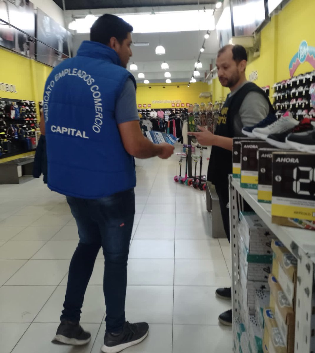 StreamComercio's tweet photo. Seguimos visitando distintos comercios de la ciudad y escuchando a los trabajadores y las trabajadoras llevando nuestra propuesta. 
El 15/9 votamos 🗳@ListaAzulSEC 

#ContasConNosotrosContamosConVos 
@CarlosPerezSEC @Sergio_OrtizOk @sabriparedessec ✌️💙 https://t.co/c0y4LimClO