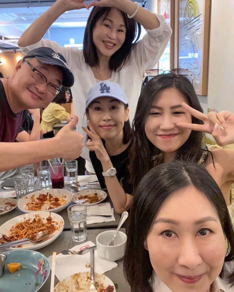 fliyv8g's tweet photo. Dinner is better when we eat together with relatives. https://t.co/syfubQI0ZR