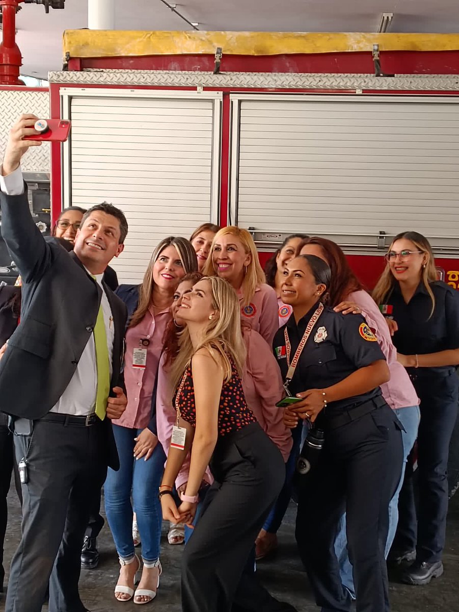 saz2000's tweet photo. Gracias @licmariajulia y @luiscarlosortiz así como #elpollomaton por considerarnos y tenernos presentes 🙏🏽 un honor recibirlos en la estación Central de @BomberosNL https://t.co/6vhpUT6e4G